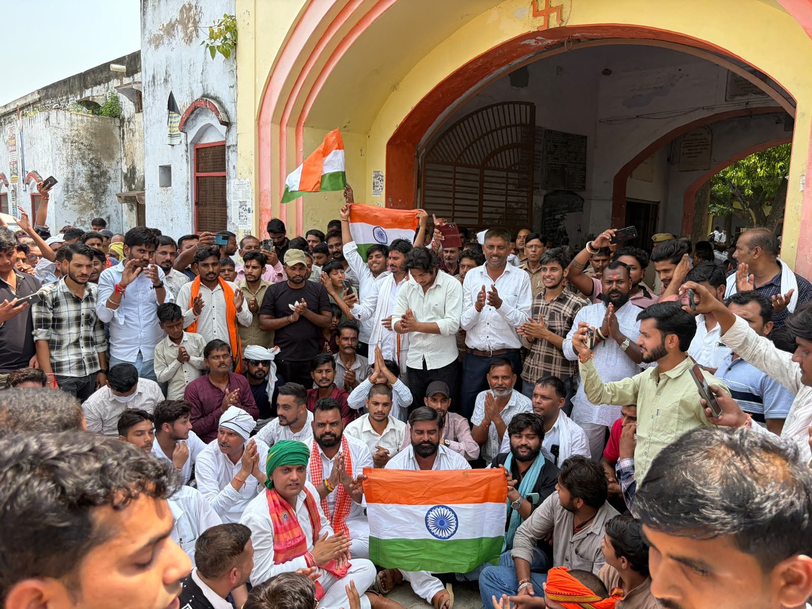 यूजीसी के विरोध और आर्थिक आधार पर आरक्षण की मांग को लेकर रैली जलेसर में निकालते सवर्ण समाज के यूजीसी के विरोध और आर्थिक आधार पर आरक्षण की मांग को लेकर रैली जलेसर में निकालते सवर्ण समाज के