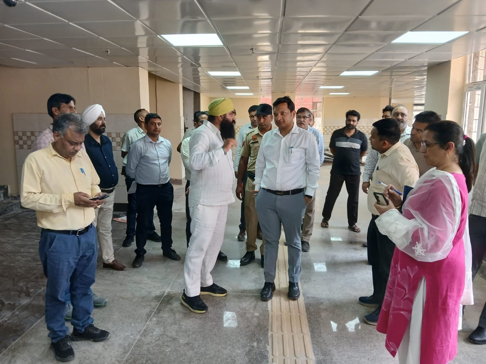 100 बेड के अस्पताल के भवन में निरीक्षण करते उपायुक्त सचिन गुप्ता व अन्य अधिकारी। विभाग