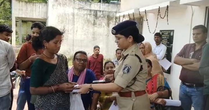 110 गुम मोबाइल बरामद,20 लाख के फोन लौटे,चेहरे पर लौटी मुस्कान 110 गुम मोबाइल बरामद,20 लाख के फोन लौटे,चेहरे पर लौटी मुस्कान