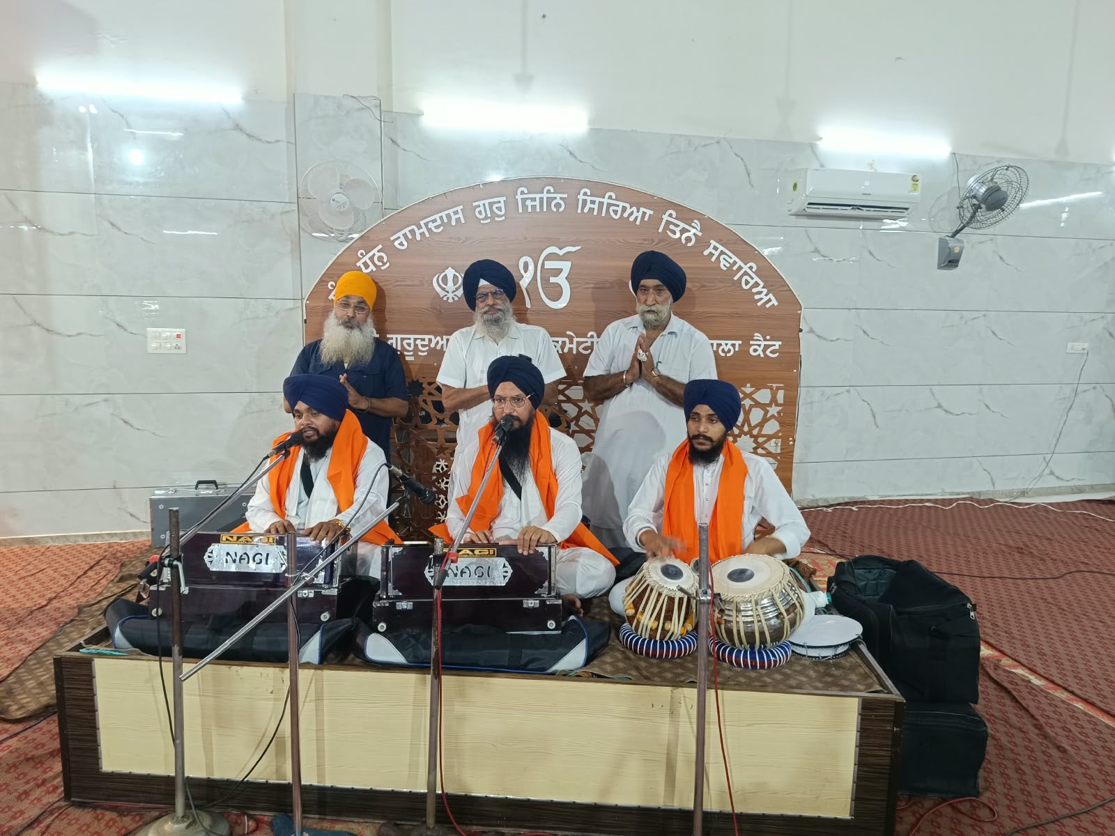 अंबाला छावनी के पंजाबी गुरुद्वारा में कीर्तन सुनती संगत। प्रवक्ता अंबाला छावनी के पंजाबी गुरुद्वारा में कीर्तन सुनती संगत। प्रवक्ता