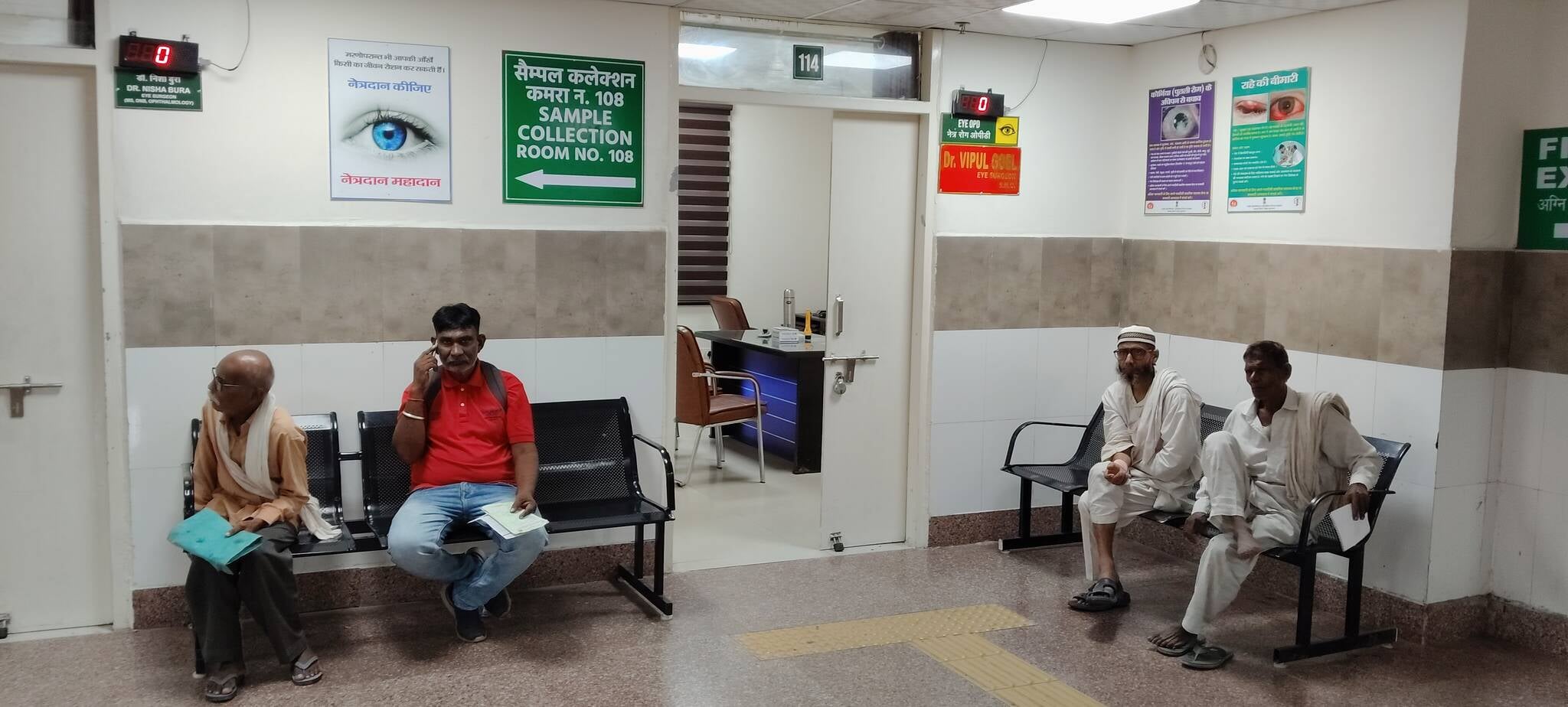 अस्पताल की ओपीडी पर लगाया गया आंखों की पर्ची न बनने का नोटिस। संवाद अस्पताल की ओपीडी पर लगाया गया आंखों की पर्ची न बनने का नोटिस। संवाद