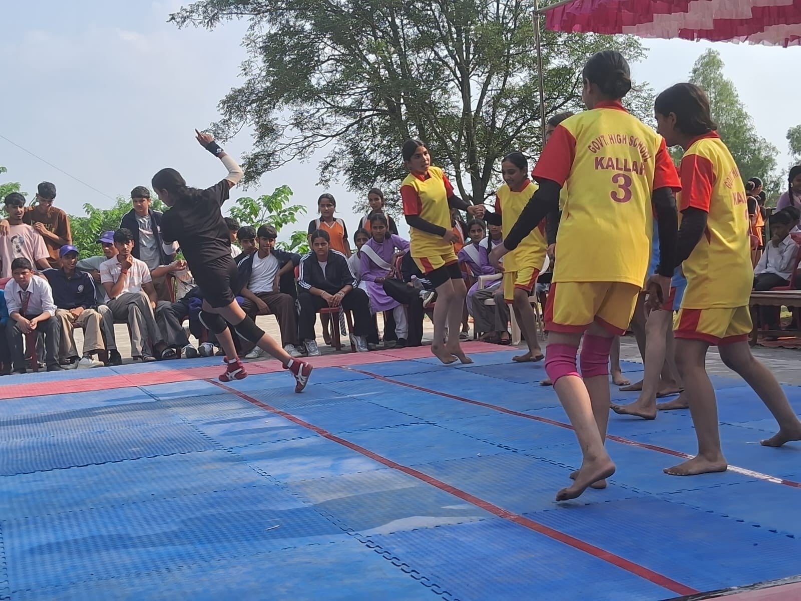 बरोटा स्कूल में आयोजित खंड स्तरीय खेलकूद प्रतियोगिता में कबड्डी में दमखम दिखाती हुई खिलाड़ी। बरोटा स्कूल में आयोजित खंड स्तरीय खेलकूद प्रतियोगिता में कबड्डी में दमखम दिखाती हुई खिलाड़ी।