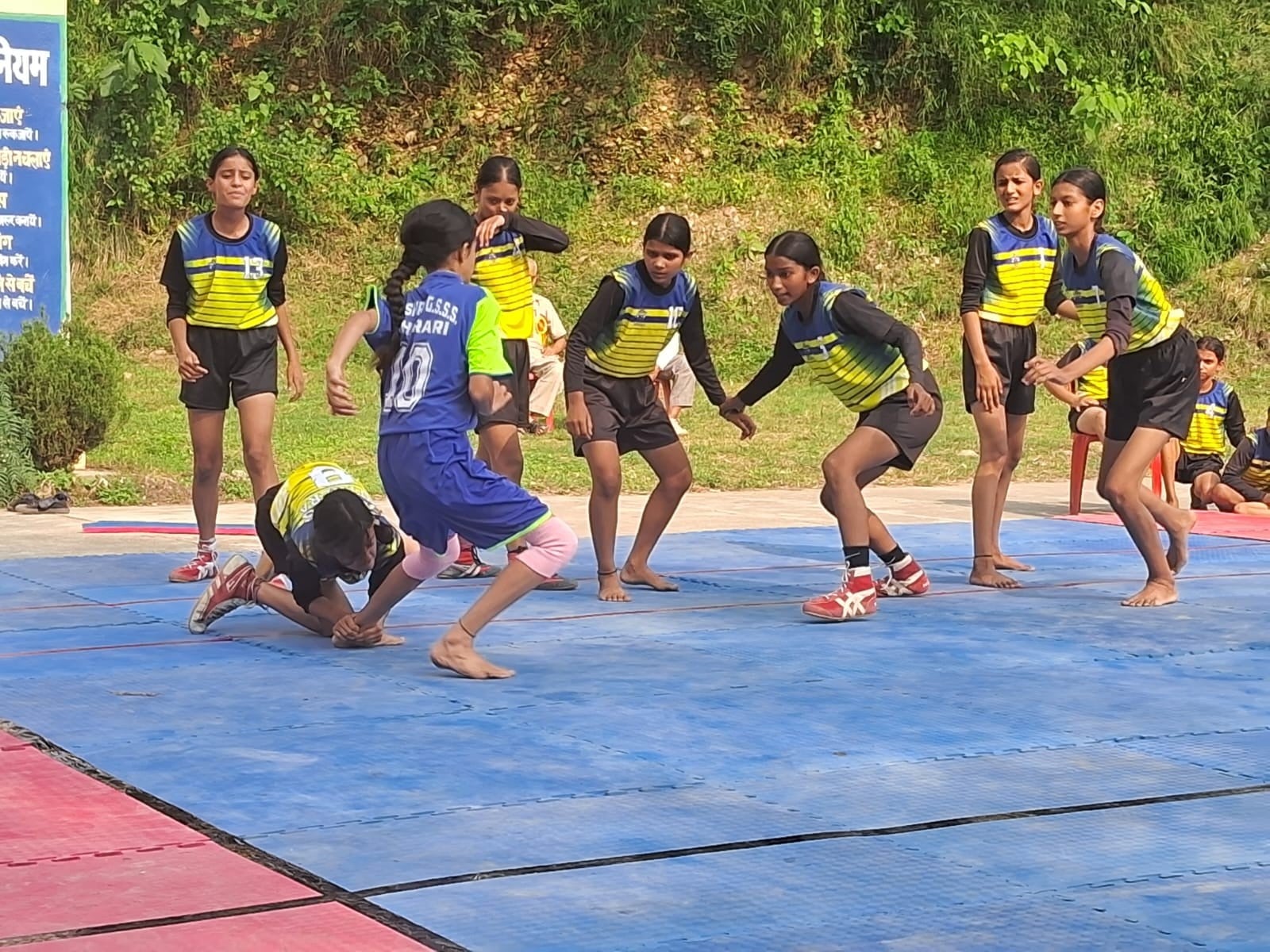 बरोटा स्कूल में आयोजित खंड स्तरीय खेलकूद प्रतियोगिता में कबड्डी में दमखम दिखाती हुई खिलाड़ी। बरोटा स्कूल में आयोजित खंड स्तरीय खेलकूद प्रतियोगिता में कबड्डी में दमखम दिखाती हुई खिलाड़ी।