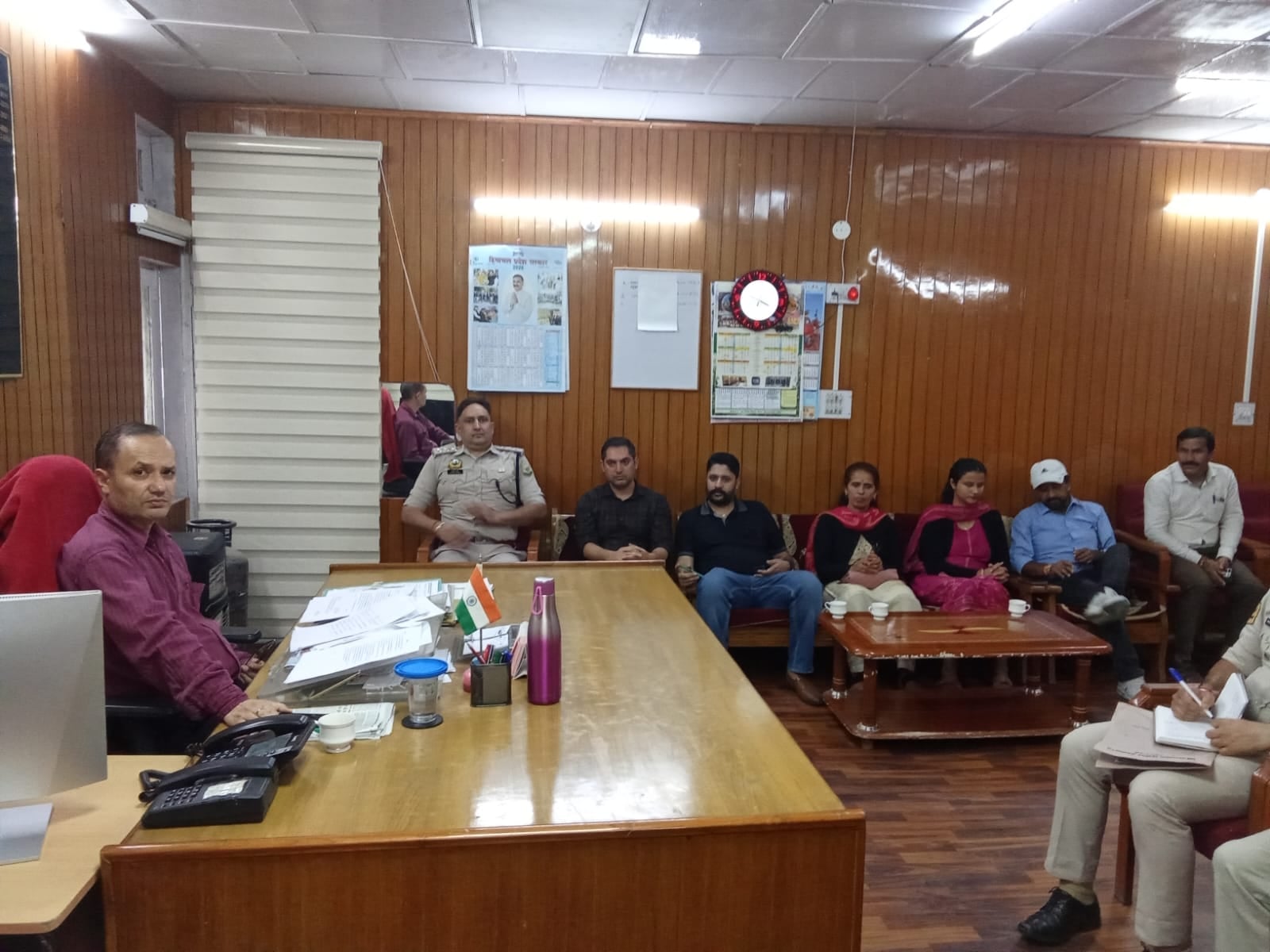 चौपाल में नशे के खिलाफ बैठक की अध्यक्षता करते एसडीएम। संवाद