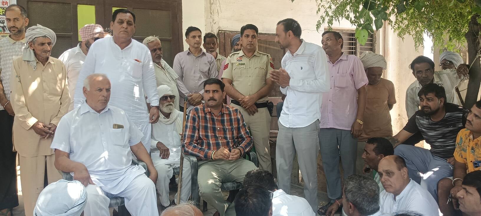 ढांड-02 चंदलाना के धरना स्थल पर ग्रामीणों की समस्याएं सुनते विधायक सतपाल जांबा। ढांड-02 चंदलाना के धरना स्थल पर ग्रामीणों की समस्याएं सुनते विधायक सतपाल जांबा।