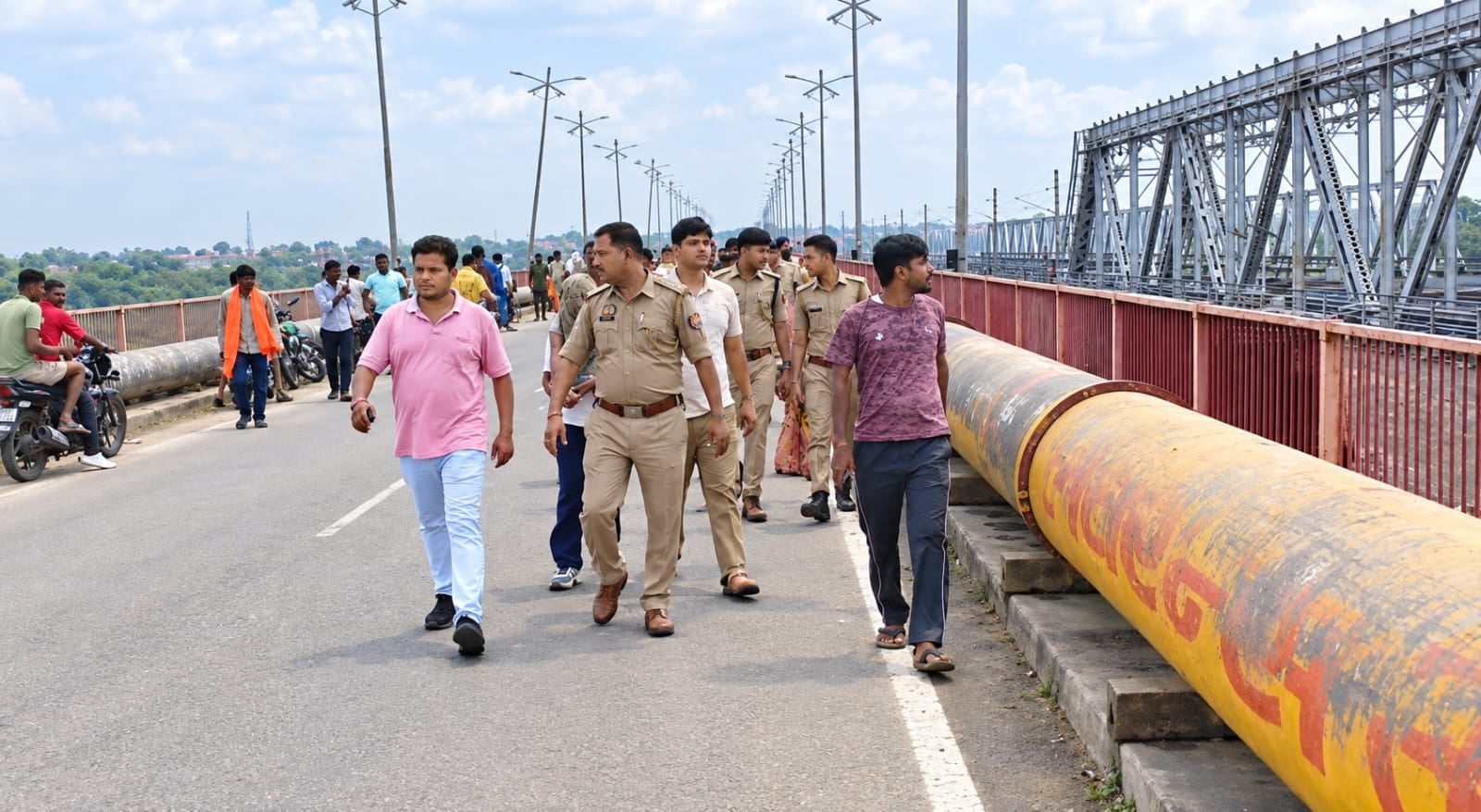 फोटो-11- रेलवे पुल के ऊपर चढ़कर बैठा विकास शर्मा। संवाद