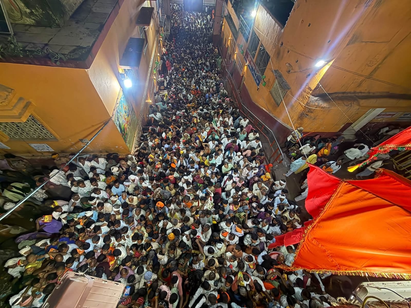 फोटो 11 सीकेटीपी 11 रामघाट पर मंदाकिनी नदी में स्नान करते श्रद्धालु। संवाद फोटो 11 सीकेटीपी 11 रामघाट पर मंदाकिनी नदी में स्नान करते श्रद्धालु। संवाद