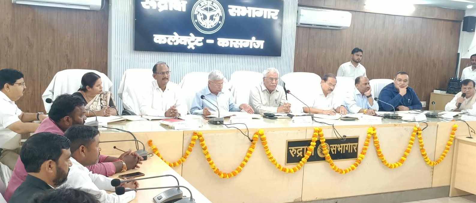 फोटो 24- कासगंज कलेक्ट्रेट में जिलाधिकारी पिछड़ा वर्ग आयोग के अध्यक्ष न्यायमूर्ति राम औतार सिंह