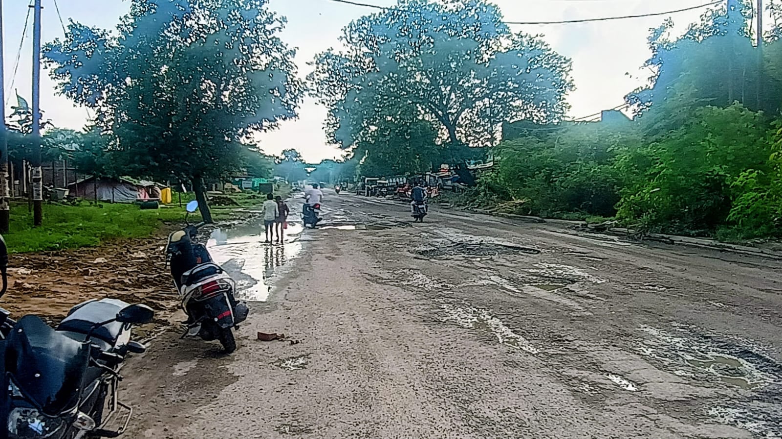 फोटो -26- गिरवां कस्बे से नरैनी की ओर जाने वाले मार्ग पर गड्ढे और जमा पानी। संवाद फोटो -26- गिरवां कस्बे से नरैनी की ओर जाने वाले मार्ग पर गड्ढे और जमा पानी। संवाद