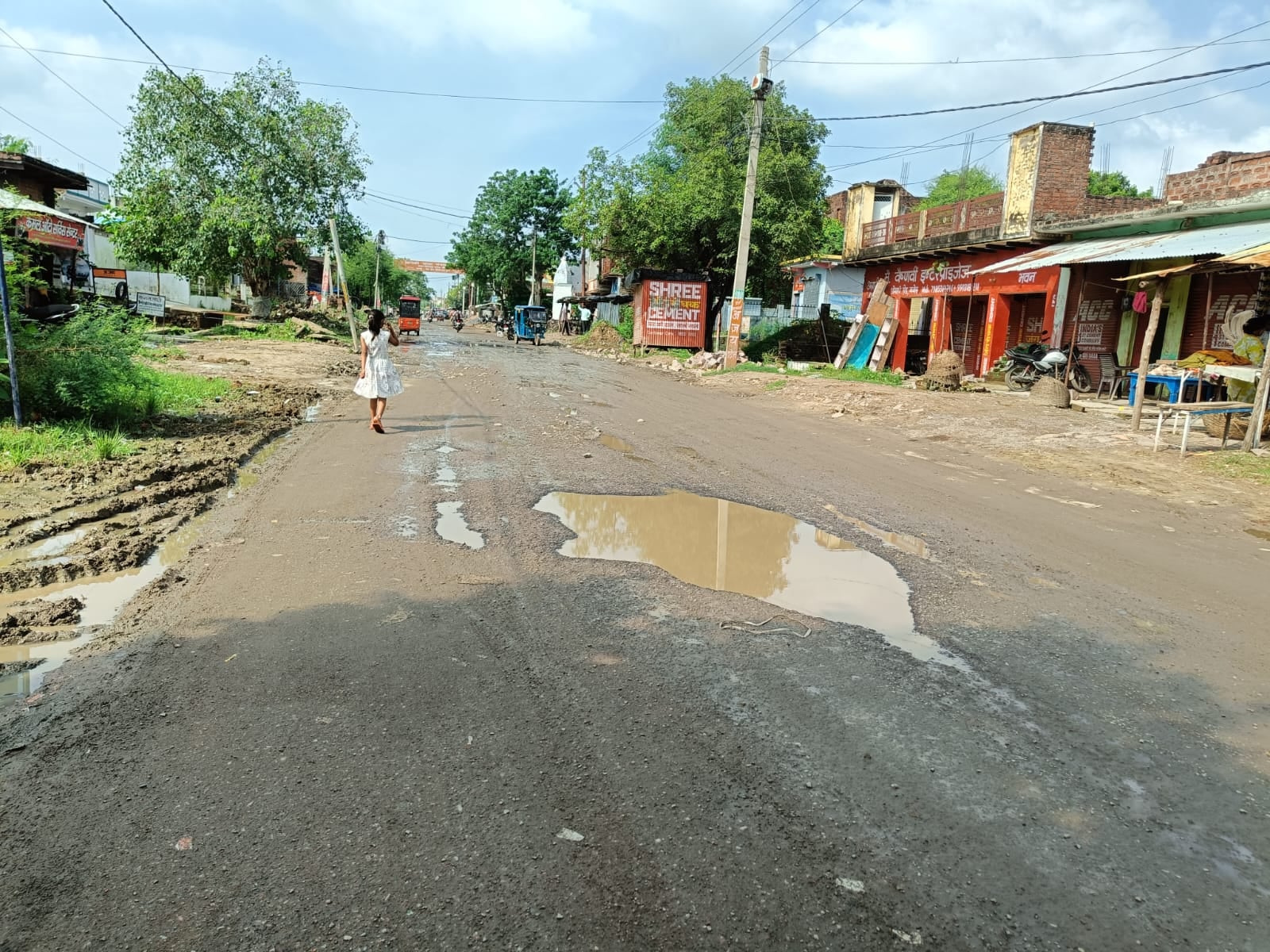 फोटो -26- गिरवां कस्बे से नरैनी की ओर जाने वाले मार्ग पर गड्ढे और जमा पानी। संवाद फोटो -26- गिरवां कस्बे से नरैनी की ओर जाने वाले मार्ग पर गड्ढे और जमा पानी। संवाद