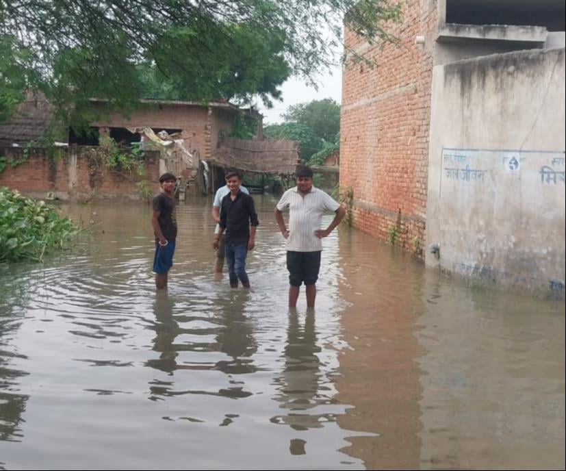 फोटो 47: चिरंजू पुरवा में खेत भरा पानी। संवाद