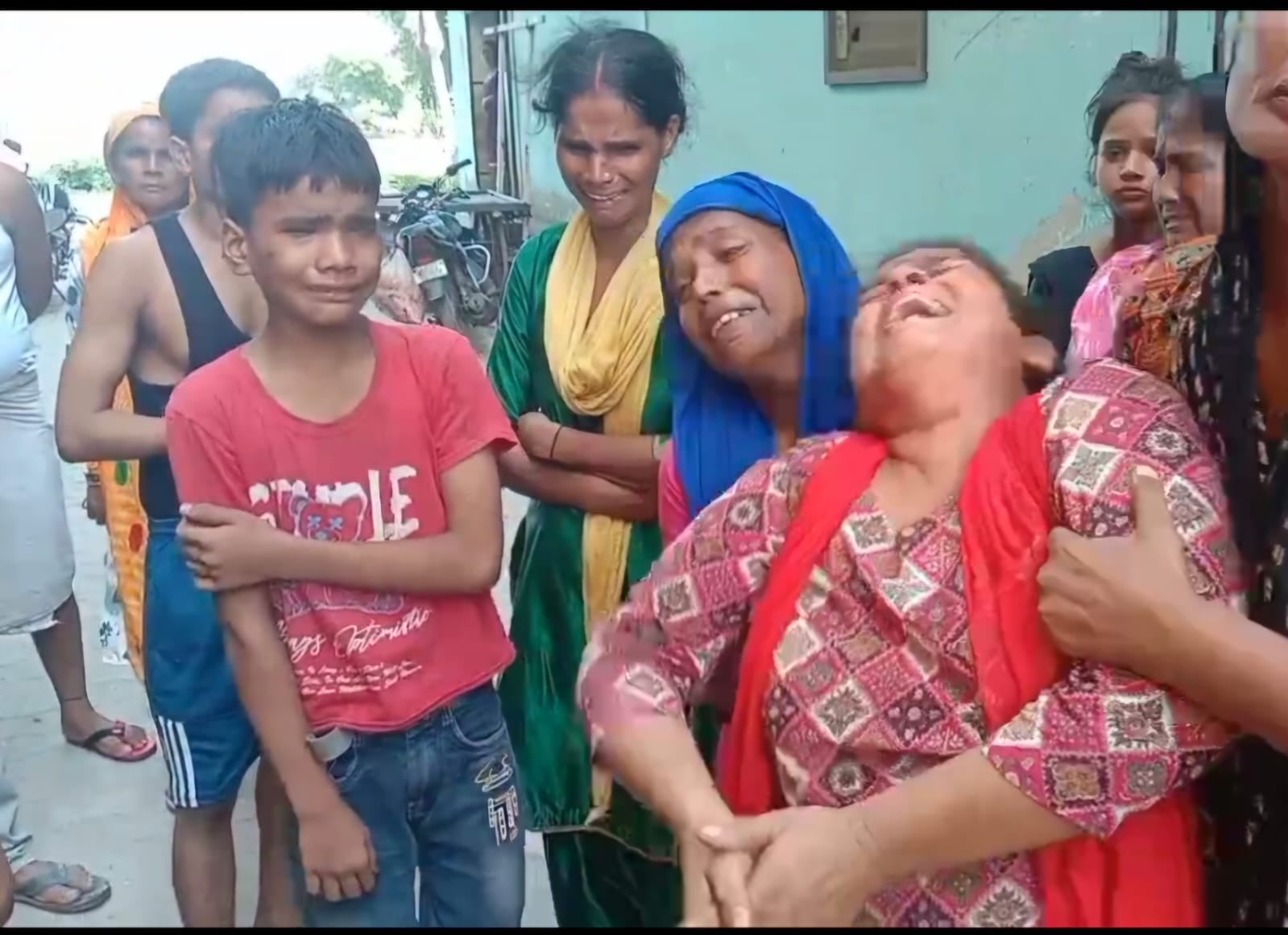 फोटो :: सोनीपत के गांव लिवान में देर रात हुए झगड़े के बाद सुबह एकत्रित कॉलोनीवासी। संवाद फोटो :: सोनीपत के गांव लिवान में देर रात हुए झगड़े के बाद सुबह एकत्रित कॉलोनीवासी। संवाद