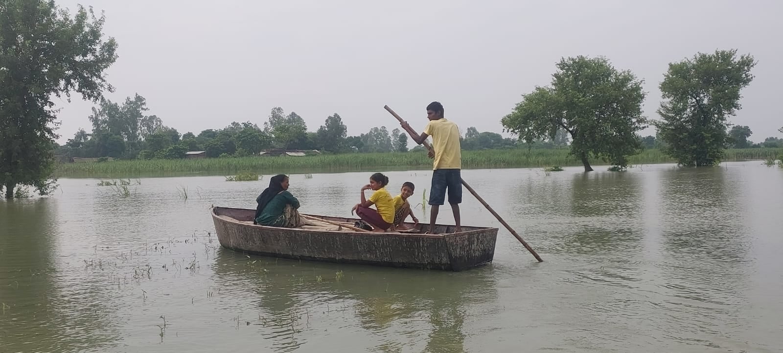 गोंडा में बाढ़ के हातात बयां करतीं तस्वीरें। संवाद