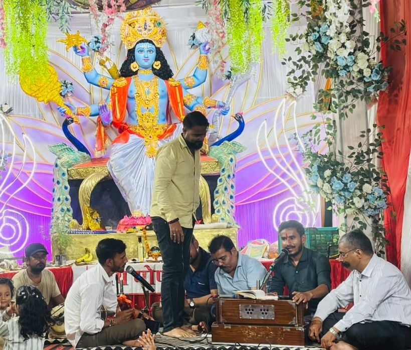 गोंडाधीश के दरबार में भजन गाते कलाकार व प्रतियोगिता में हिस्सा लेते बच्चे। संवाद