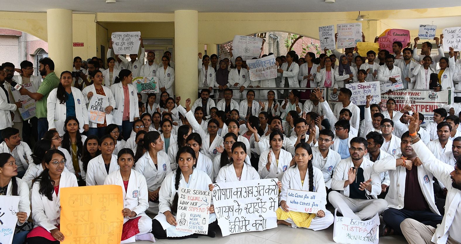 गोमतीनगर स्थित राजकीय नेशनल होम्योपैथिक मेडिकल कॉलेज एंड हॉस्पिटल में आयुष इंटर्न डॉक्टरों का प गोमतीनगर स्थित राजकीय नेशनल होम्योपैथिक मेडिकल कॉलेज एंड हॉस्पिटल में आयुष इंटर्न डॉक्टरों का प