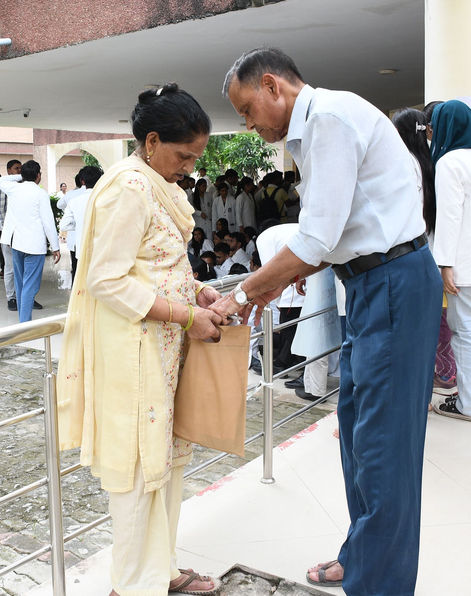 गोमतीनगर स्थित राजकीय नेशनल होम्योपैथिक मेडिकल कॉलेज एंड हॉस्पिटल में आयुष इंटर्न डॉक्टरों का प गोमतीनगर स्थित राजकीय नेशनल होम्योपैथिक मेडिकल कॉलेज एंड हॉस्पिटल में आयुष इंटर्न डॉक्टरों का प