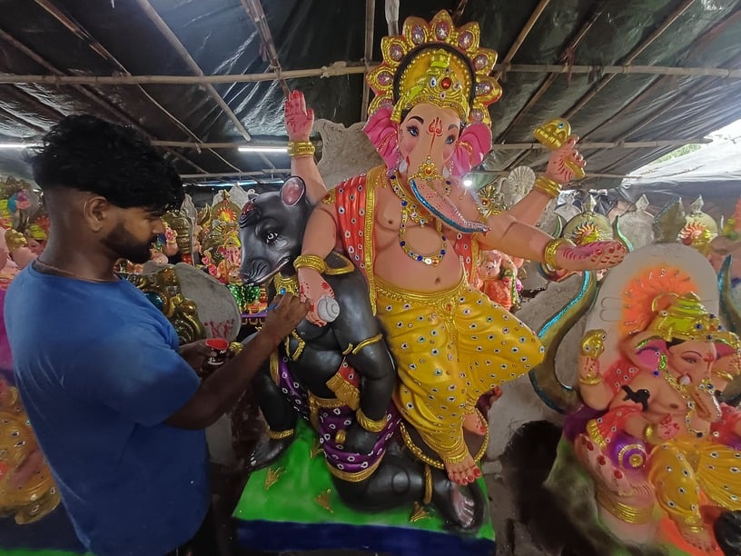 गणपति बप्पा के स्वरूप को अंतिम रूप देती महिला। संवाद गणपति बप्पा के स्वरूप को अंतिम रूप देती महिला। संवाद