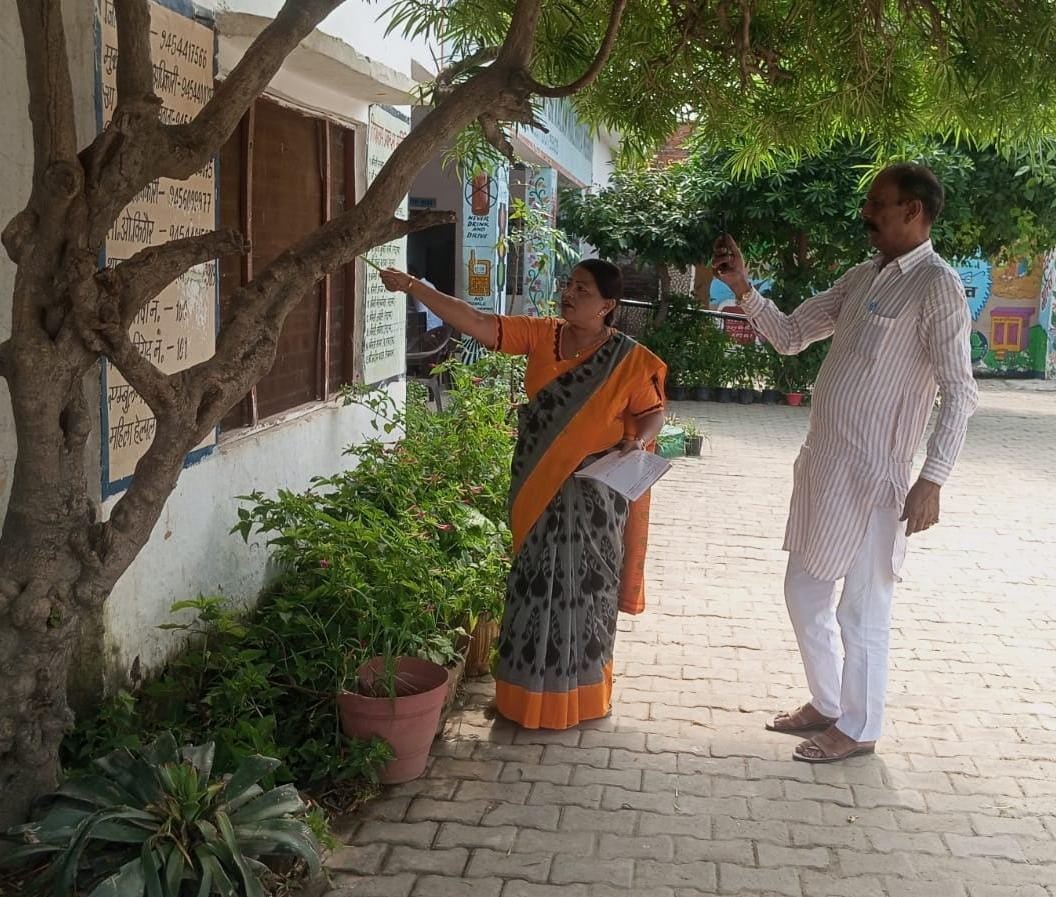 हसनपुर कल कंपोजिट विद्यालय में सुरक्षा के तहत ऑडिट करने पहुंची टीम छात्राओं को विभिन्न प्रकार क हसनपुर कल कंपोजिट विद्यालय में सुरक्षा के तहत ऑडिट करने पहुंची टीम छात्राओं को विभिन्न प्रकार क