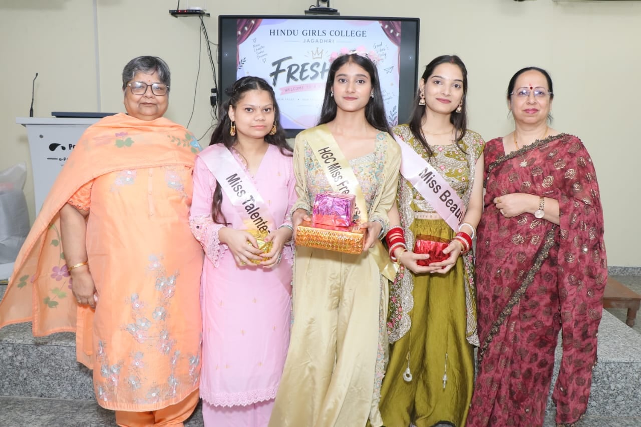 हिंदू गर्ल्स कॉलेज में कार्यक्रम के दौरान शिक्षिकाओं के साथ मौजूद छात्राएं। संस्थान हिंदू गर्ल्स कॉलेज में कार्यक्रम के दौरान शिक्षिकाओं के साथ मौजूद छात्राएं। संस्थान