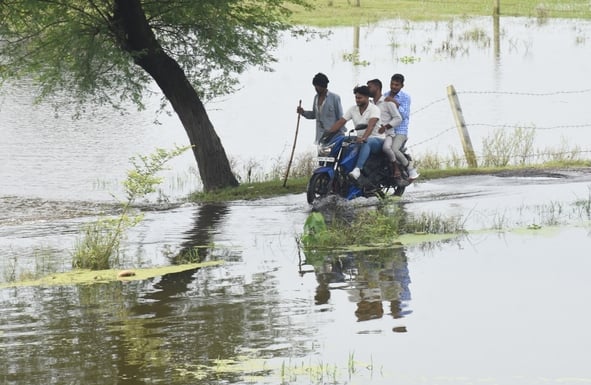 इटौंजा के बहादुरपुर और सुल्तानपुर में घुसा बाढ़ का पानी। 