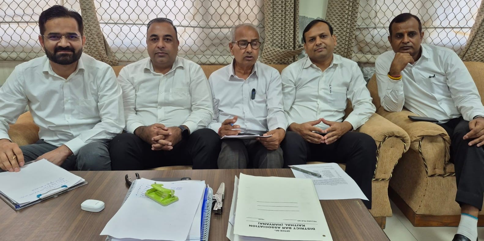 जानकारी देते हुए चुनाव अधिकारी। जानकारी देते हुए चुनाव अधिकारी।