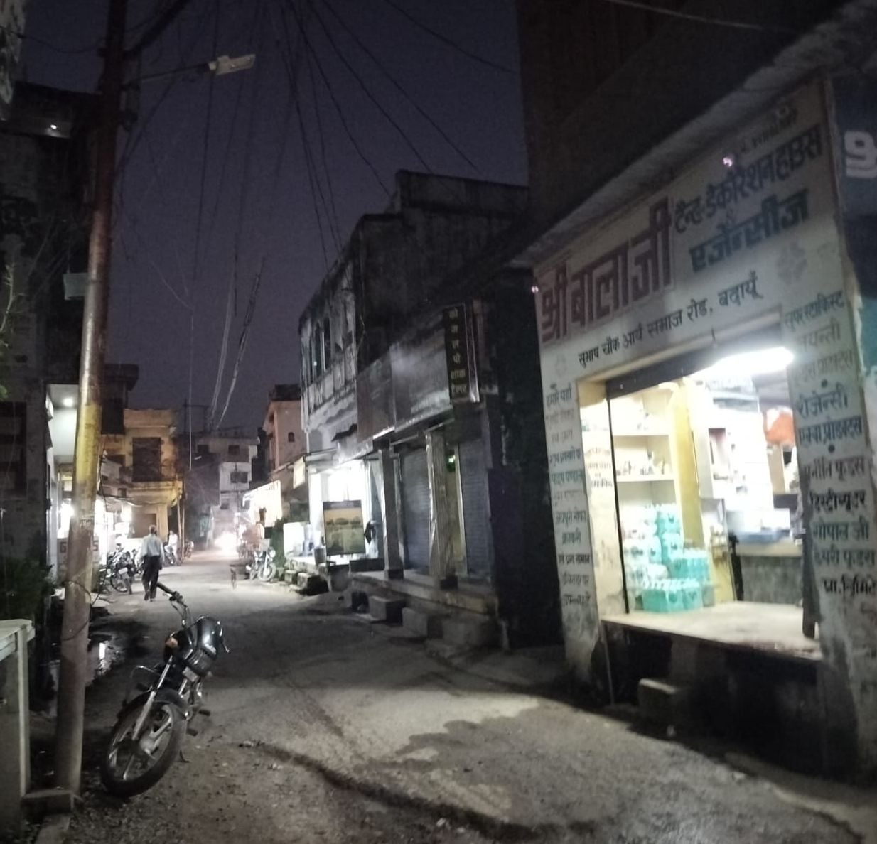 कश्मीरी चौक से इंद्रा चौक को जाने वाले मार्ग पर बंद पड़ी लाइटें। संवाद कश्मीरी चौक से इंद्रा चौक को जाने वाले मार्ग पर बंद पड़ी लाइटें। संवाद
