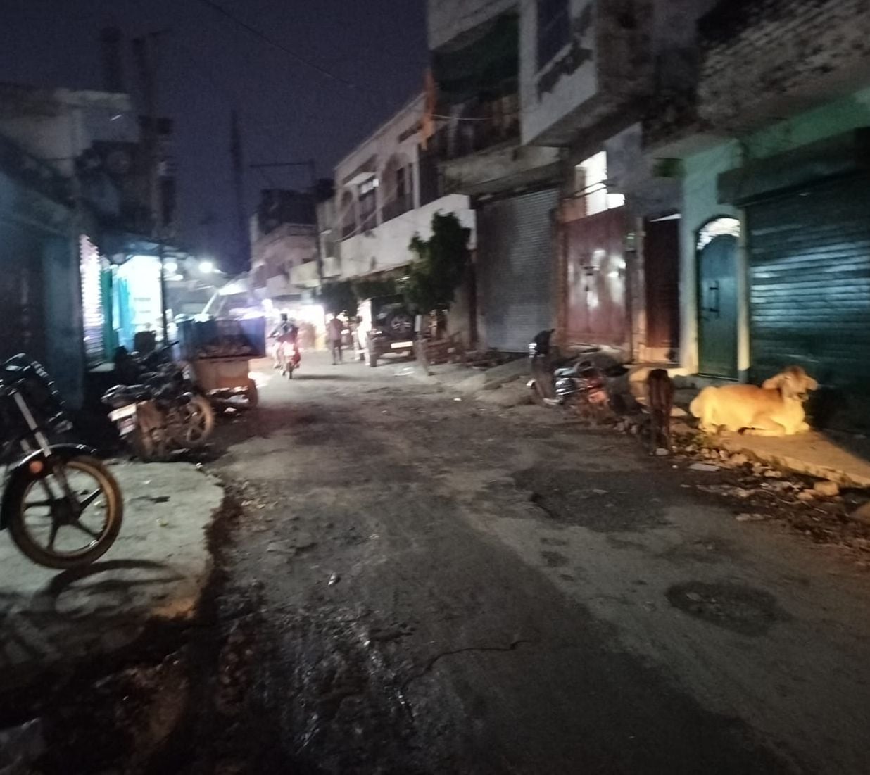 कश्मीरी चौक से इंद्रा चौक को जाने वाले मार्ग पर बंद पड़ी लाइटें। संवाद कश्मीरी चौक से इंद्रा चौक को जाने वाले मार्ग पर बंद पड़ी लाइटें। संवाद