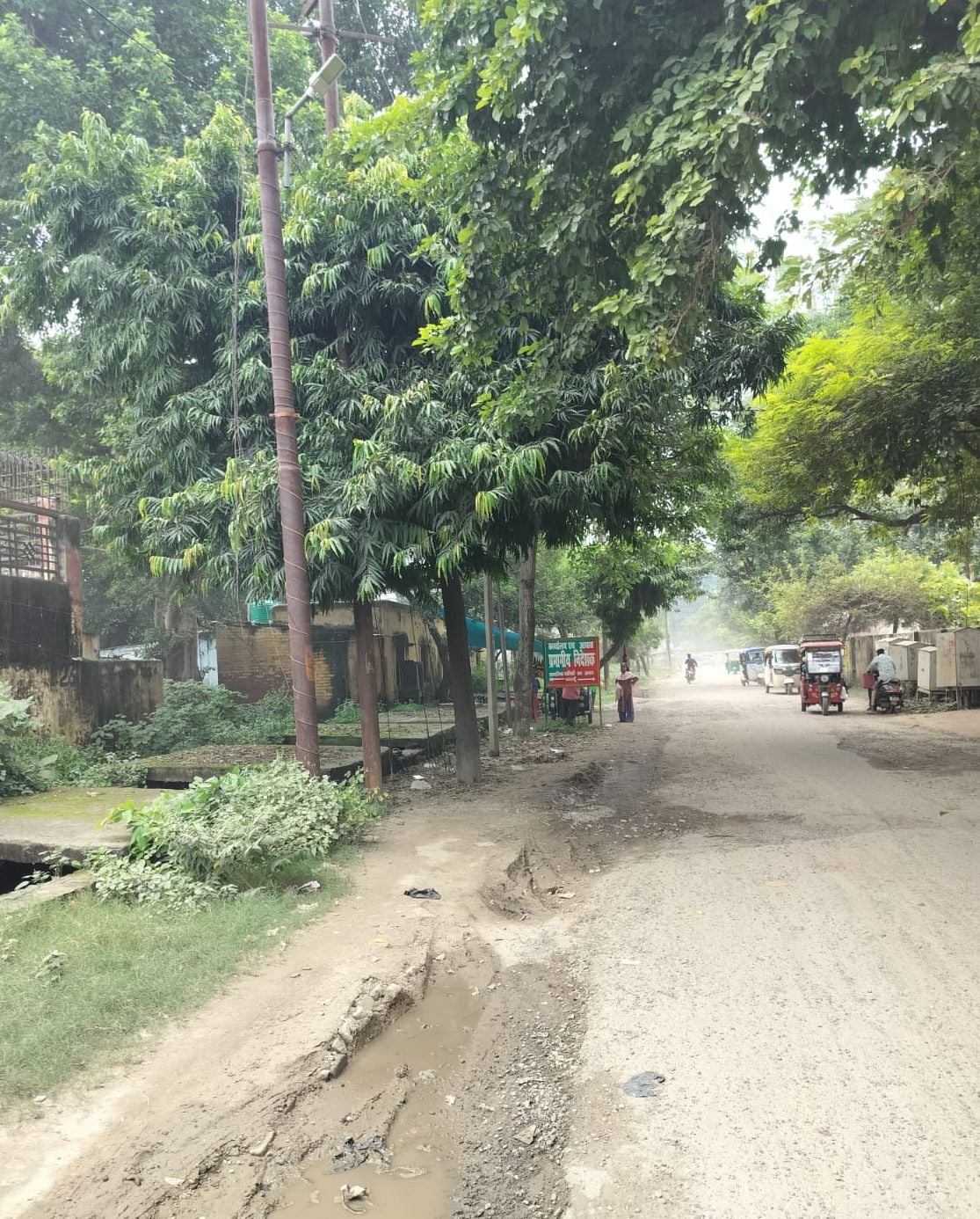 कश्मीरी चौक से इंद्रा चौक को जाने वाले मार्ग पर बंद पड़ी लाइटें। संवाद कश्मीरी चौक से इंद्रा चौक को जाने वाले मार्ग पर बंद पड़ी लाइटें। संवाद