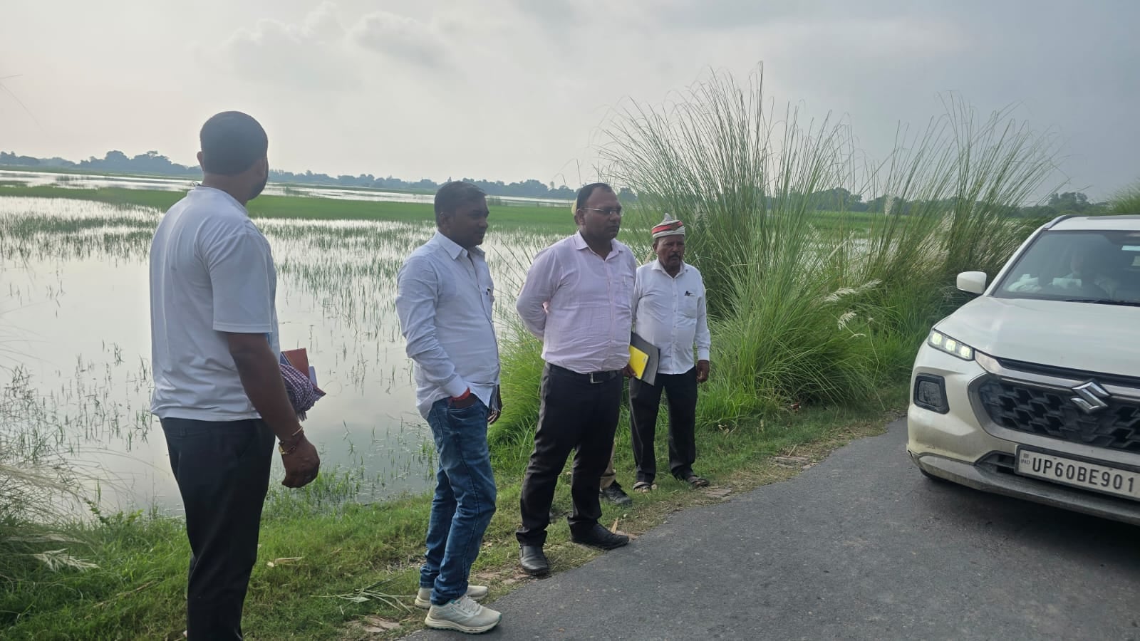 मधुबन में बाढ़ प्रभावित इलाकों का निरीक्षण करते  तहसीलदार अशोक कुमार ।संवाद