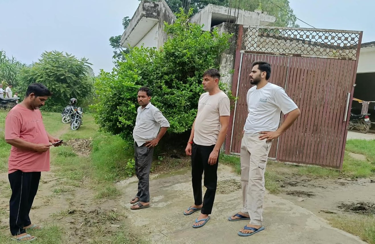 नजीबाबाद-डबल फाटक फ्लाईओवर पर धरने पर बैठे किसान। संवाद
