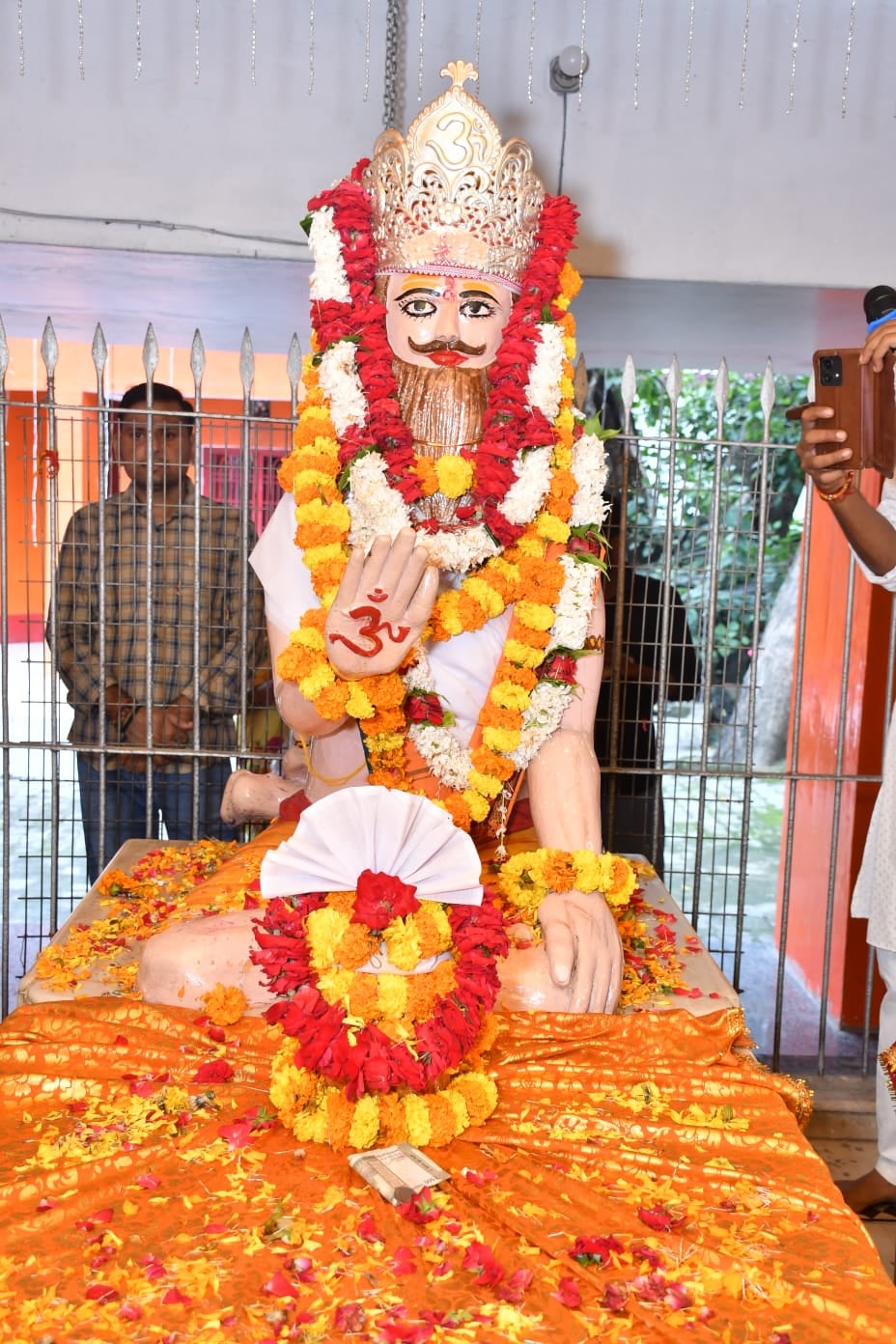 नायकडीह स्थित बाबा कीनाराम तपस्थली परिसर में भोजपुरी गायिका शिल्पी राज के भक्ति गीत सुनते लोग। नायकडीह स्थित बाबा कीनाराम तपस्थली परिसर में भोजपुरी गायिका शिल्पी राज के भक्ति गीत सुनते लोग।