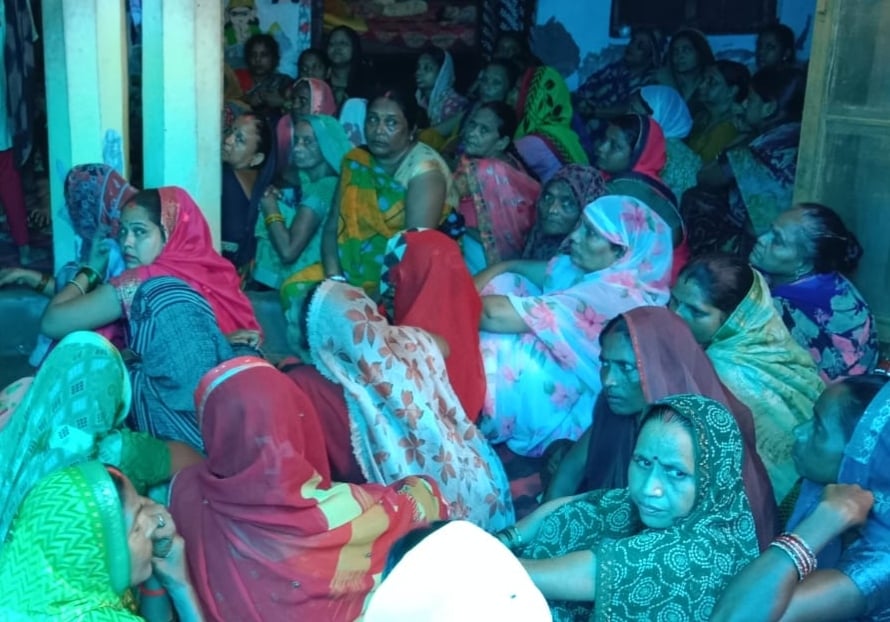 पलिया कोतवाली में लगी लोगों की भीड़। संवाद