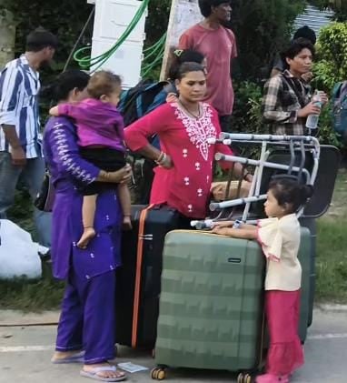 पलिया दुधवा मार्ग के रपटा पुल पर चलता सुहेली नदी की बाढ़ का पानी। संवाद पलिया दुधवा मार्ग के रपटा पुल पर चलता सुहेली नदी की बाढ़ का पानी। संवाद