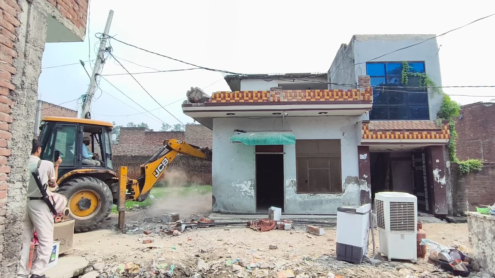पुराना हमीदा में अवैध निर्माण तोड़ने के दौरान मौजूद पुलिस बल। संवाद पुराना हमीदा में अवैध निर्माण तोड़ने के दौरान मौजूद पुलिस बल। संवाद