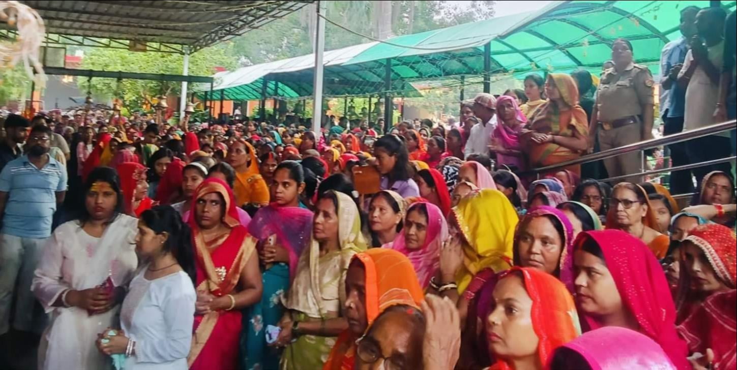 रामगढ़ स्थित कीनाराम की आरती करते लोग। संवाद रामगढ़ स्थित कीनाराम की आरती करते लोग। संवाद