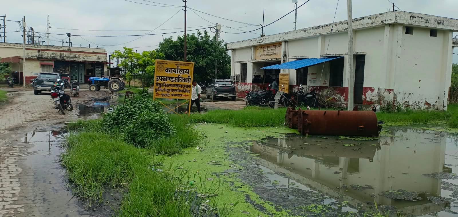 सामुदायिक स्वास्थ्य केंद्र फूलपुर परिसर में भरा बारिश का पानी। सामुदायिक स्वास्थ्य केंद्र फूलपुर परिसर में भरा बारिश का पानी।