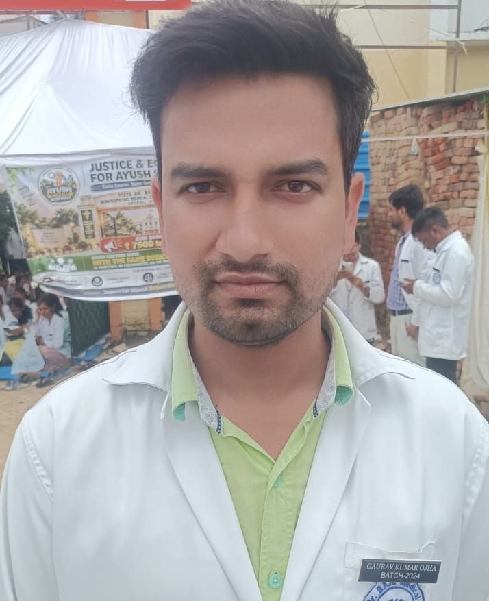 देवकाली स्थित डॉ.बृजकिशोर मेडिकल कॉलेज के बाहर प्रदर्शन करते प्रशिक्षु।