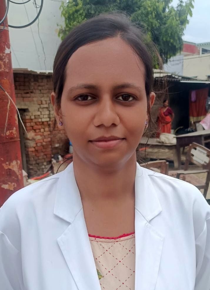 देवकाली स्थित डॉ.बृजकिशोर मेडिकल कॉलेज के बाहर प्रदर्शन करते प्रशिक्षु।