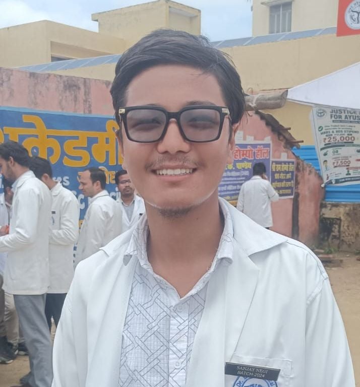 देवकाली स्थित डॉ.बृजकिशोर मेडिकल कॉलेज के बाहर प्रदर्शन करते प्रशिक्षु।