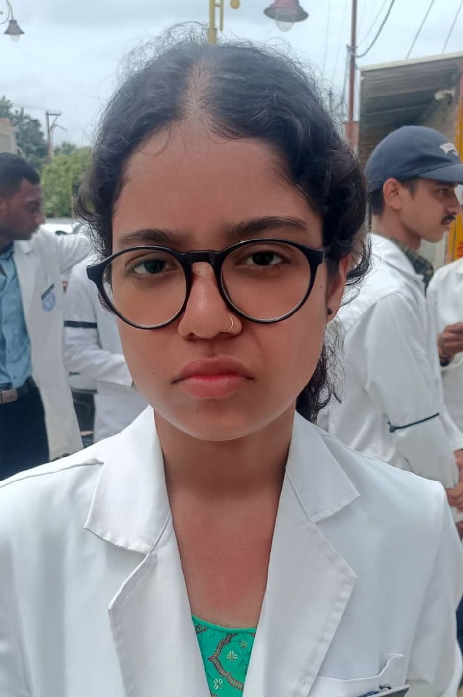 देवकाली स्थित डॉ.बृजकिशोर मेडिकल कॉलेज के बाहर प्रदर्शन करते प्रशिक्षु।