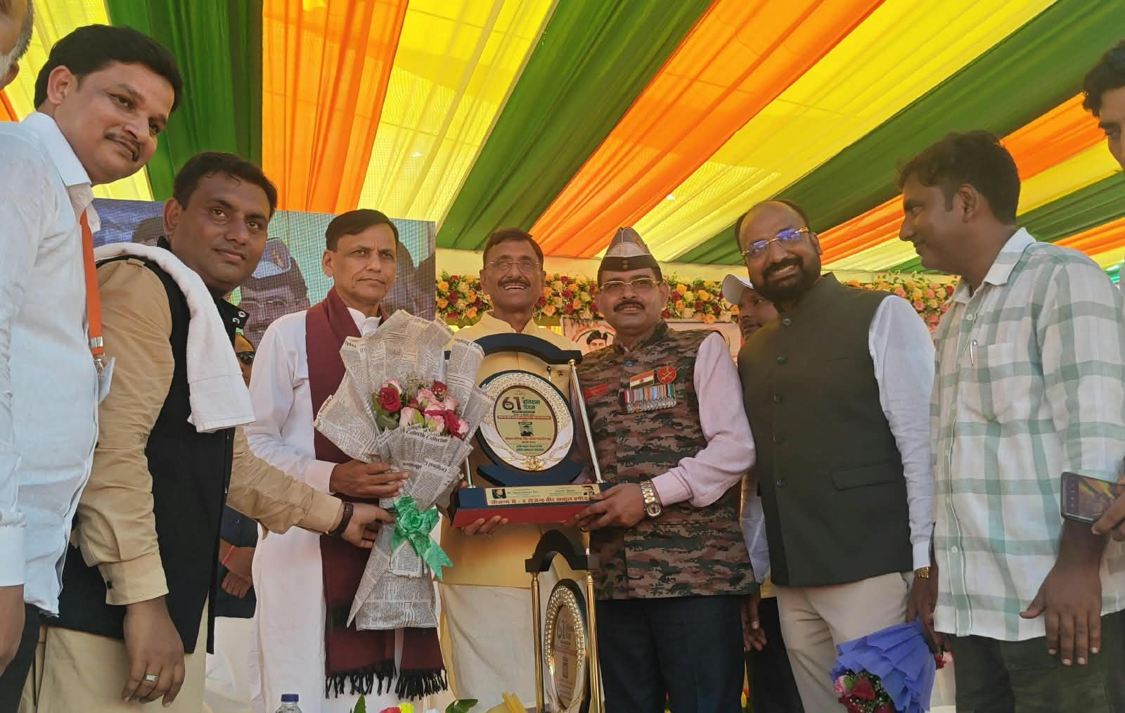 धामूपुर के शहीद पार्क में देशभक्ति कार्यक्रम प्रस्तुत करते युवा। संवाद