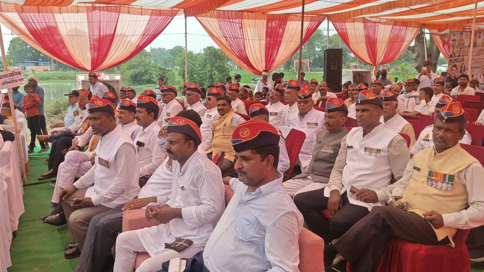 धामूपुर के शहीद पार्क में देशभक्ति कार्यक्रम प्रस्तुत करते युवा। संवाद