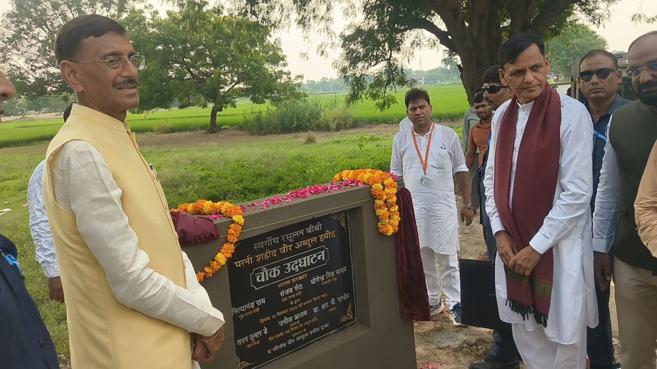धामूपुर के शहीद पार्क में देशभक्ति कार्यक्रम प्रस्तुत करते युवा। संवाद