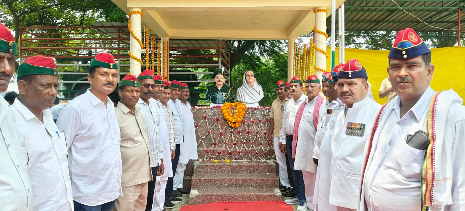 धामूपुर के शहीद पार्क में देशभक्ति कार्यक्रम प्रस्तुत करते युवा। संवाद