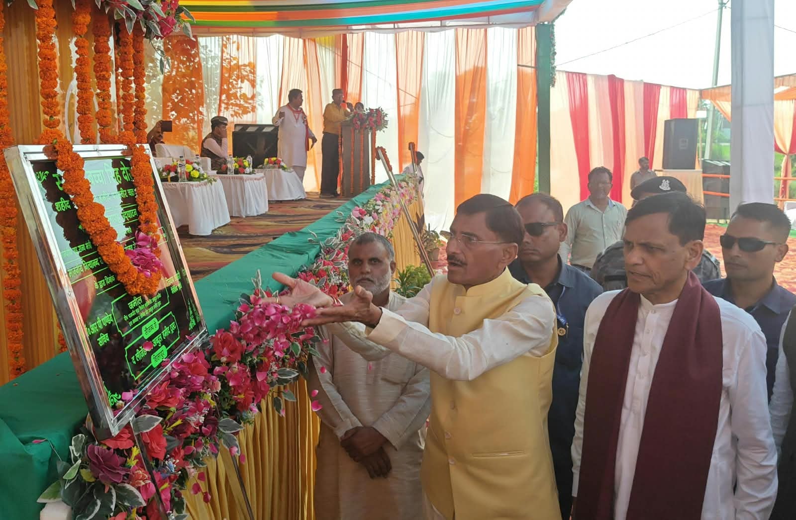 धामूपुर के शहीद पार्क में देशभक्ति कार्यक्रम प्रस्तुत करते युवा। संवाद