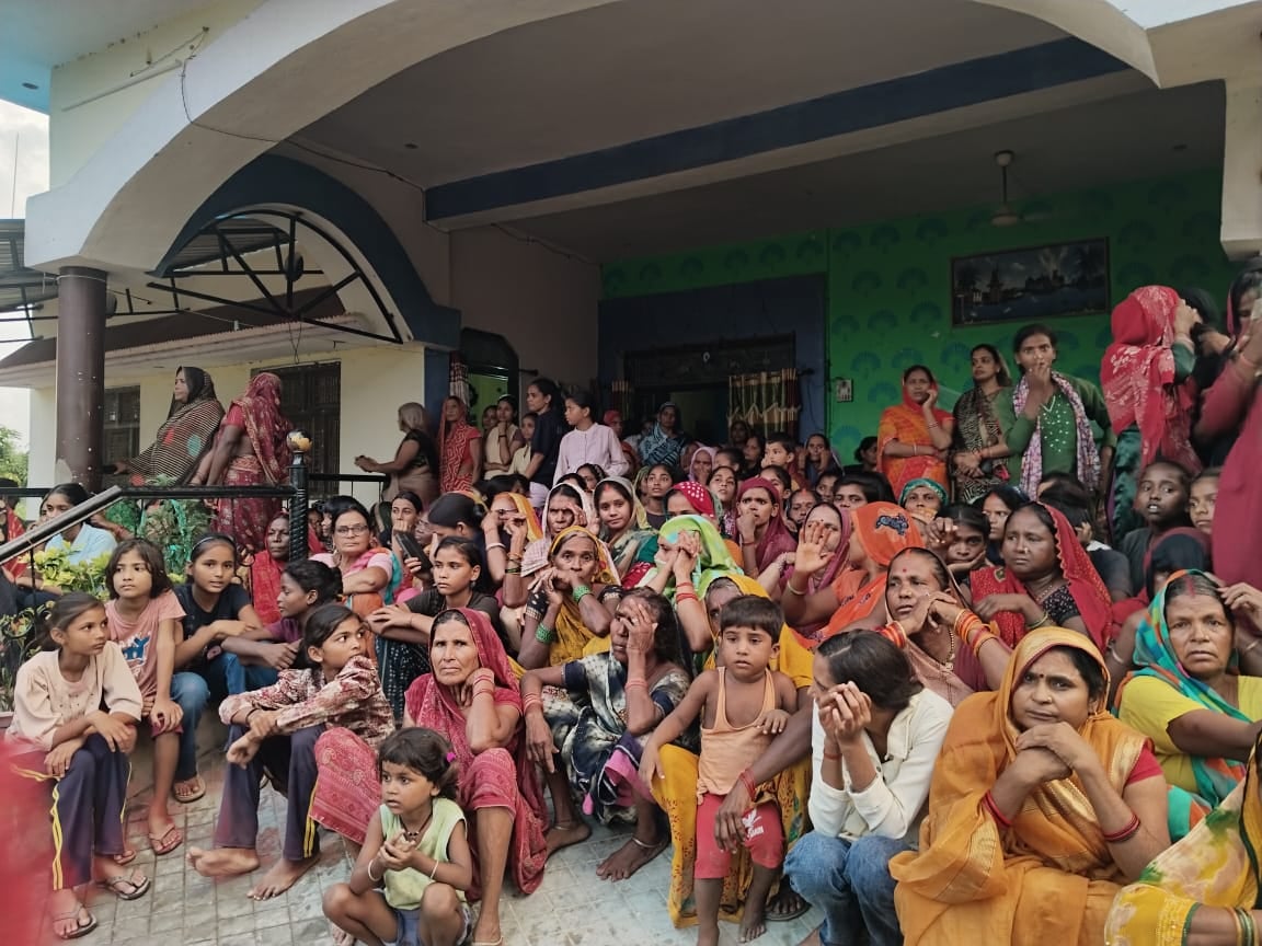 उभांव थाना क्षेत्र के दोथ गांव में हुई चाकूबाजी में हुई फौजी की मौत के बाद रोती-बिलखती परिवार क उभांव थाना क्षेत्र के दोथ गांव में हुई चाकूबाजी में हुई फौजी की मौत के बाद रोती-बिलखती परिवार क