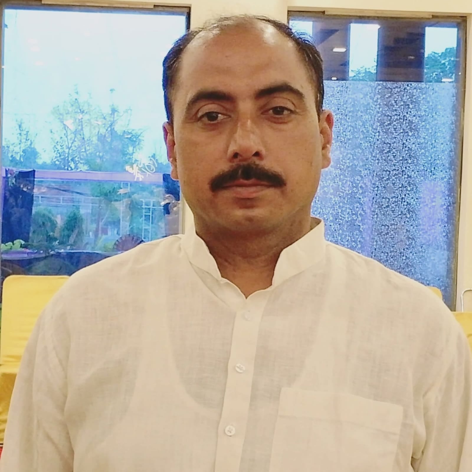 उभांव थाना क्षेत्र के दोथ गांव में हुई चाकूबाजी में हुई फौजी की मौत के बाद रोती-बिलखती परिवार क उभांव थाना क्षेत्र के दोथ गांव में हुई चाकूबाजी में हुई फौजी की मौत के बाद रोती-बिलखती परिवार क