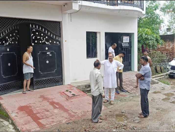 विकास कार्यों का निरीक्षण व क्षेत्रीय लोगों से जानकारी लेते फैजुल्लागंज तृतीय के पार्षद ललित ति