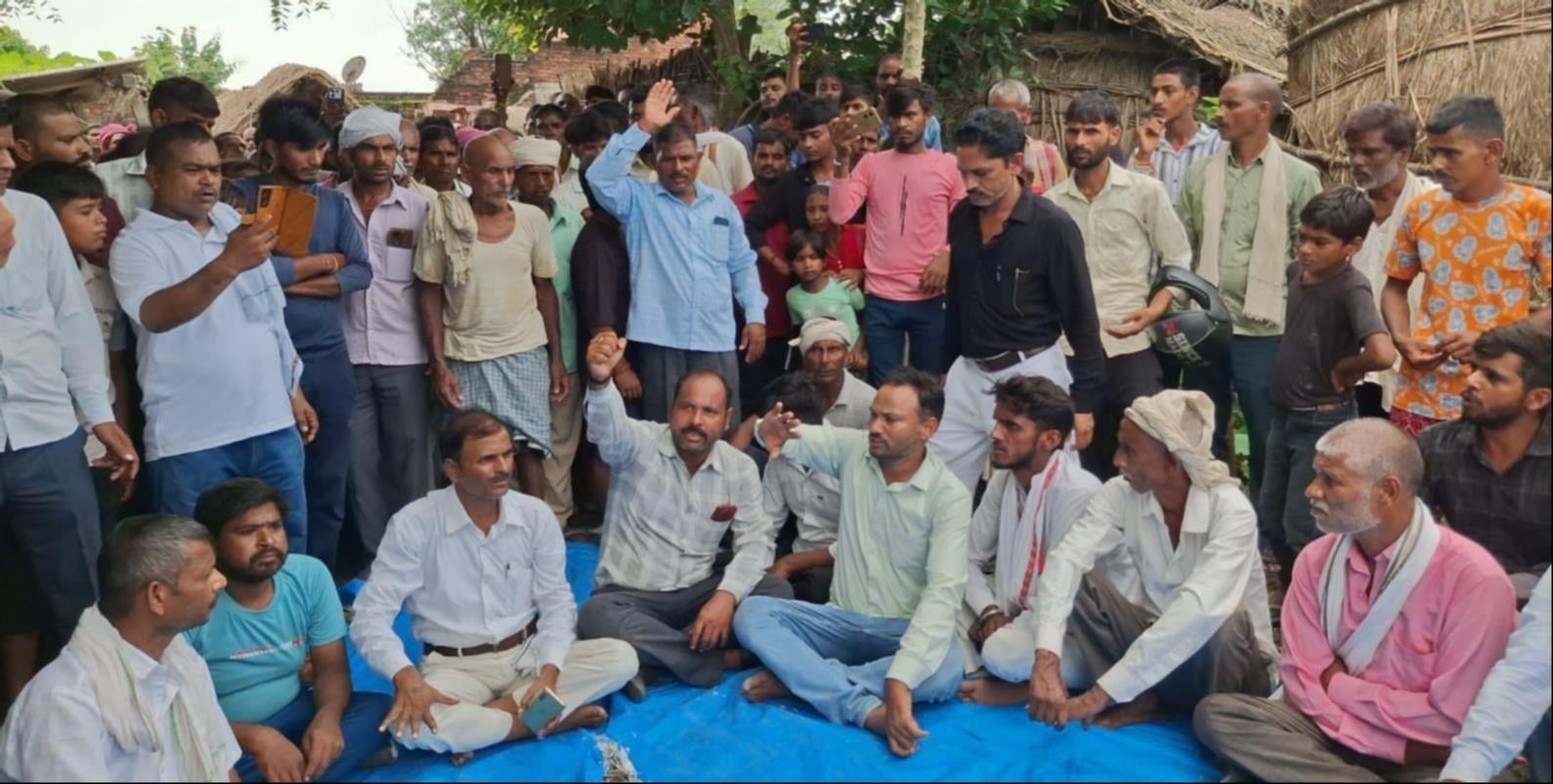 विनोद साहनी हत्याकांड में कार्रवाई के लिए कलेक्ट्रेट में धरने पर बैठे कैबिनेट मंत्री डॉ. संजय न विनोद साहनी हत्याकांड में कार्रवाई के लिए कलेक्ट्रेट में धरने पर बैठे कैबिनेट मंत्री डॉ. संजय न