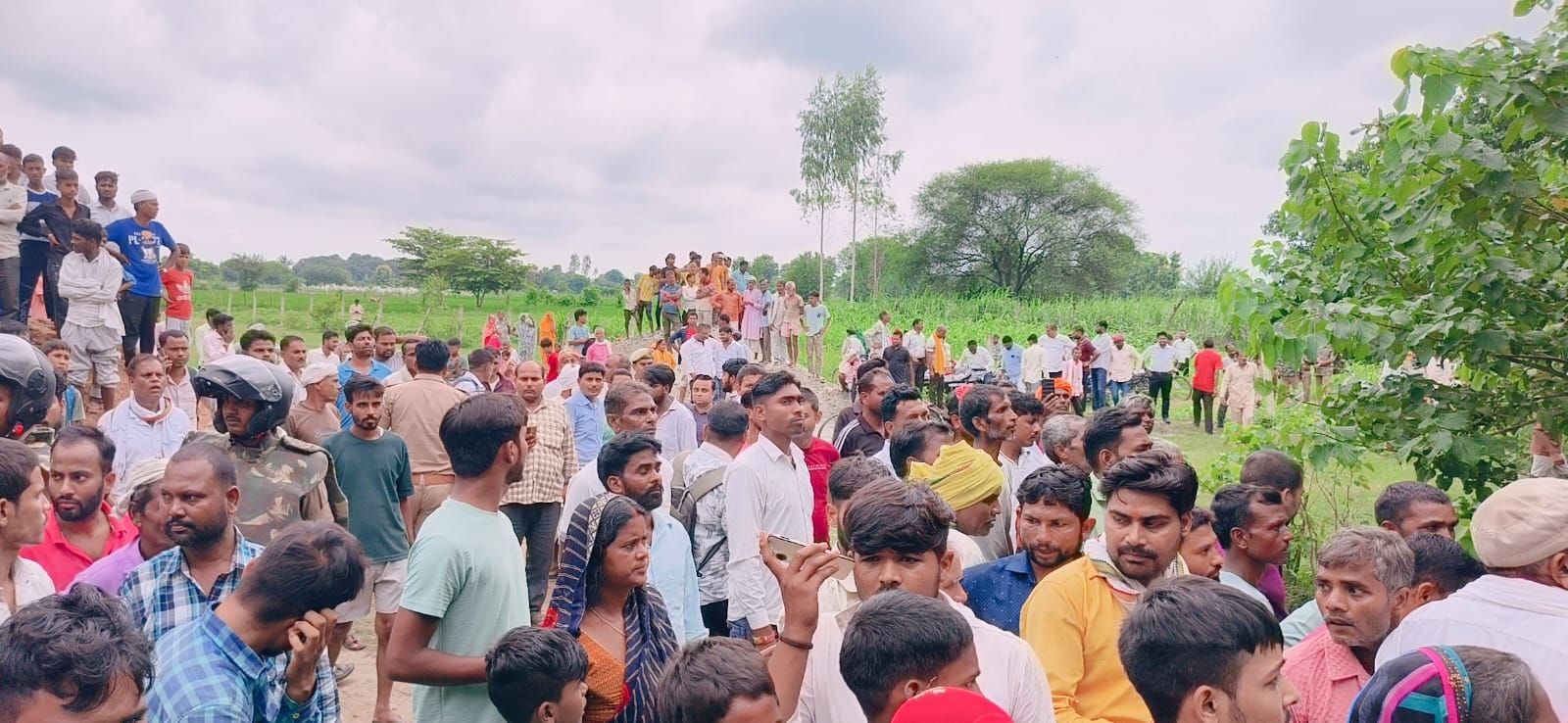 विनोद साहनी हत्याकांड में कार्रवाई के लिए कलेक्ट्रेट में धरने पर बैठे कैबिनेट मंत्री डॉ. संजय न विनोद साहनी हत्याकांड में कार्रवाई के लिए कलेक्ट्रेट में धरने पर बैठे कैबिनेट मंत्री डॉ. संजय न
